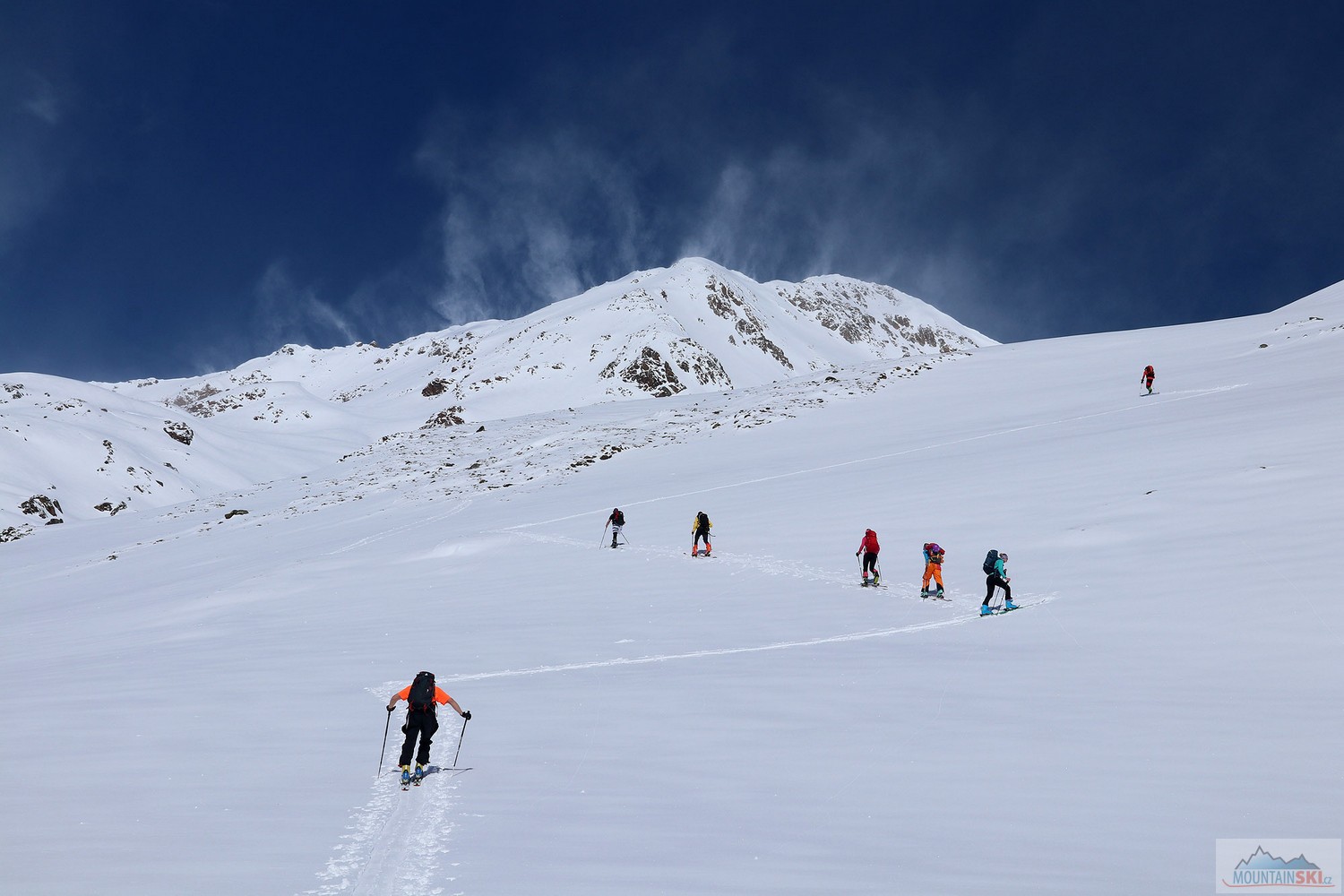 Skupinka skialpinistů při výstupu