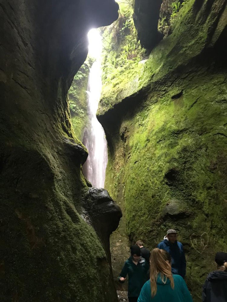 Vodopády a skály na trailu Juan de Fuca