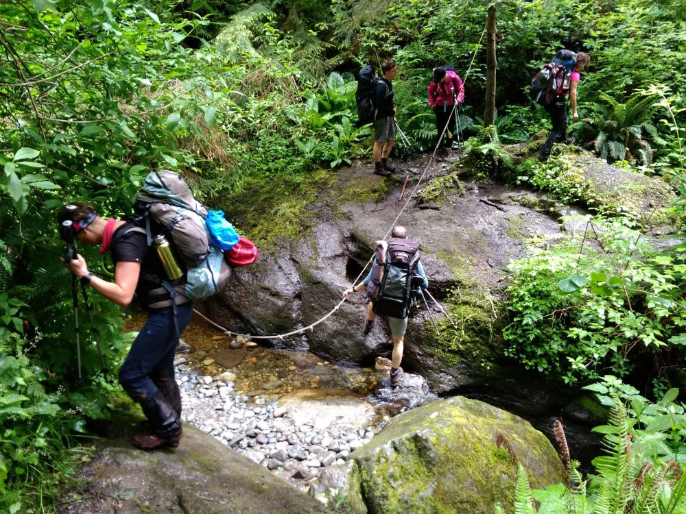 Zajištěný přechod přes vodu na trailu Juan de Fuca