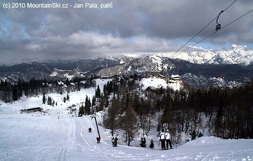 Výhled od horní stanice kotvy přes Ski hotel na Julské Alpy