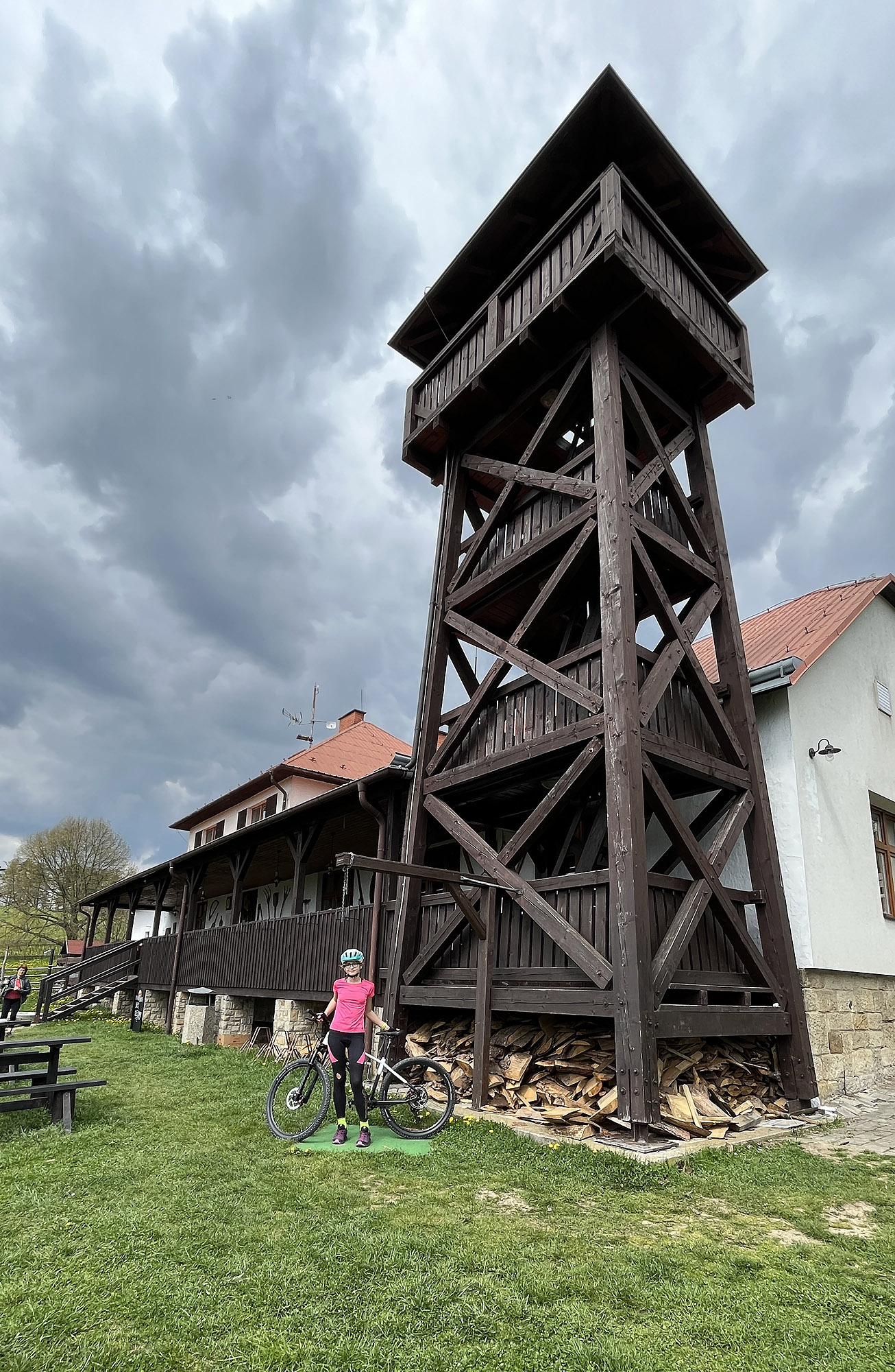 Povinné foto před rozhlednou U Holáňů