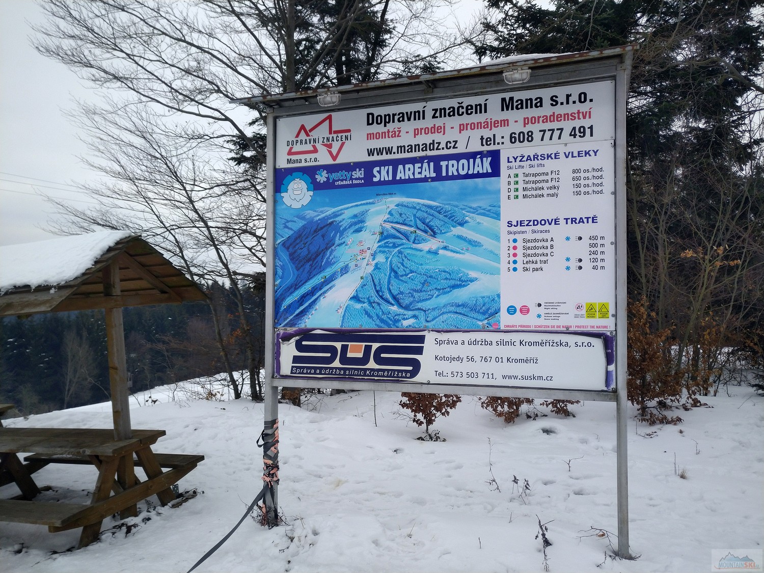 Komedie alias výsměch sjezdovému lyžování Ski areál Troják, kde dvě „červené sjezdovky“ byly naposledy v provozu údajně v roce 2016