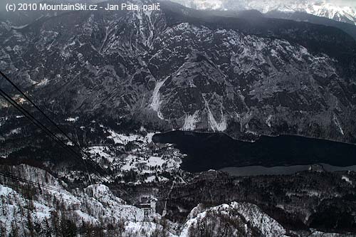Výhled na Bohinjské jezero od horní stanice kabinky