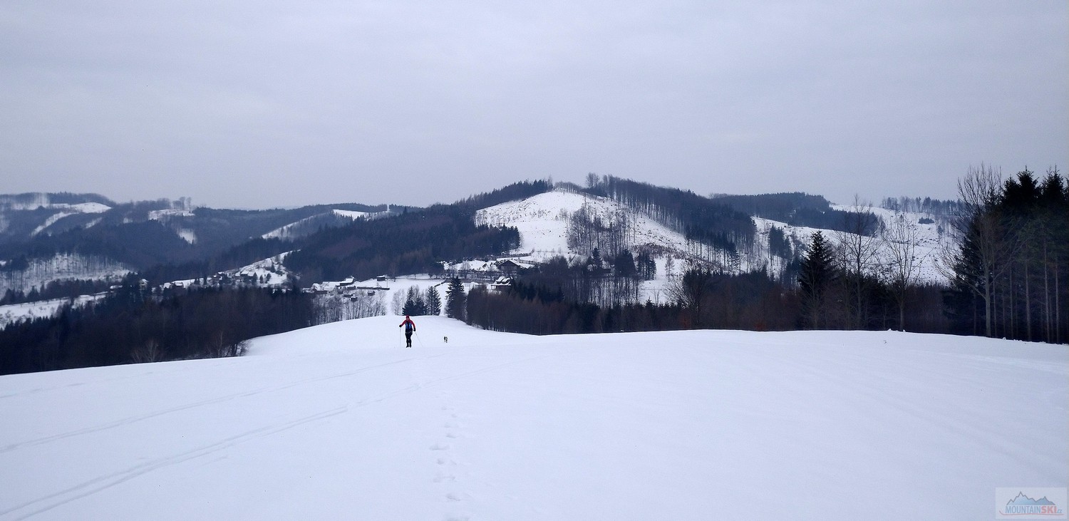 Výhled z Chladné směr Ojičná, před pár lety byl na těch kopcích všude les