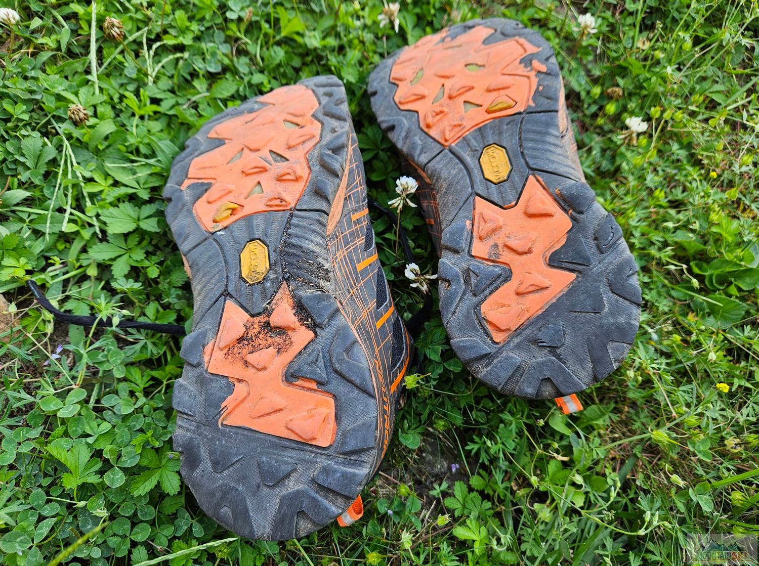 Botky Scarpa s podrážkou Vibram po dlouhodobém intenzivním používání v různě náročném terénu, kdy je patrné ošlapání přední části podrážky