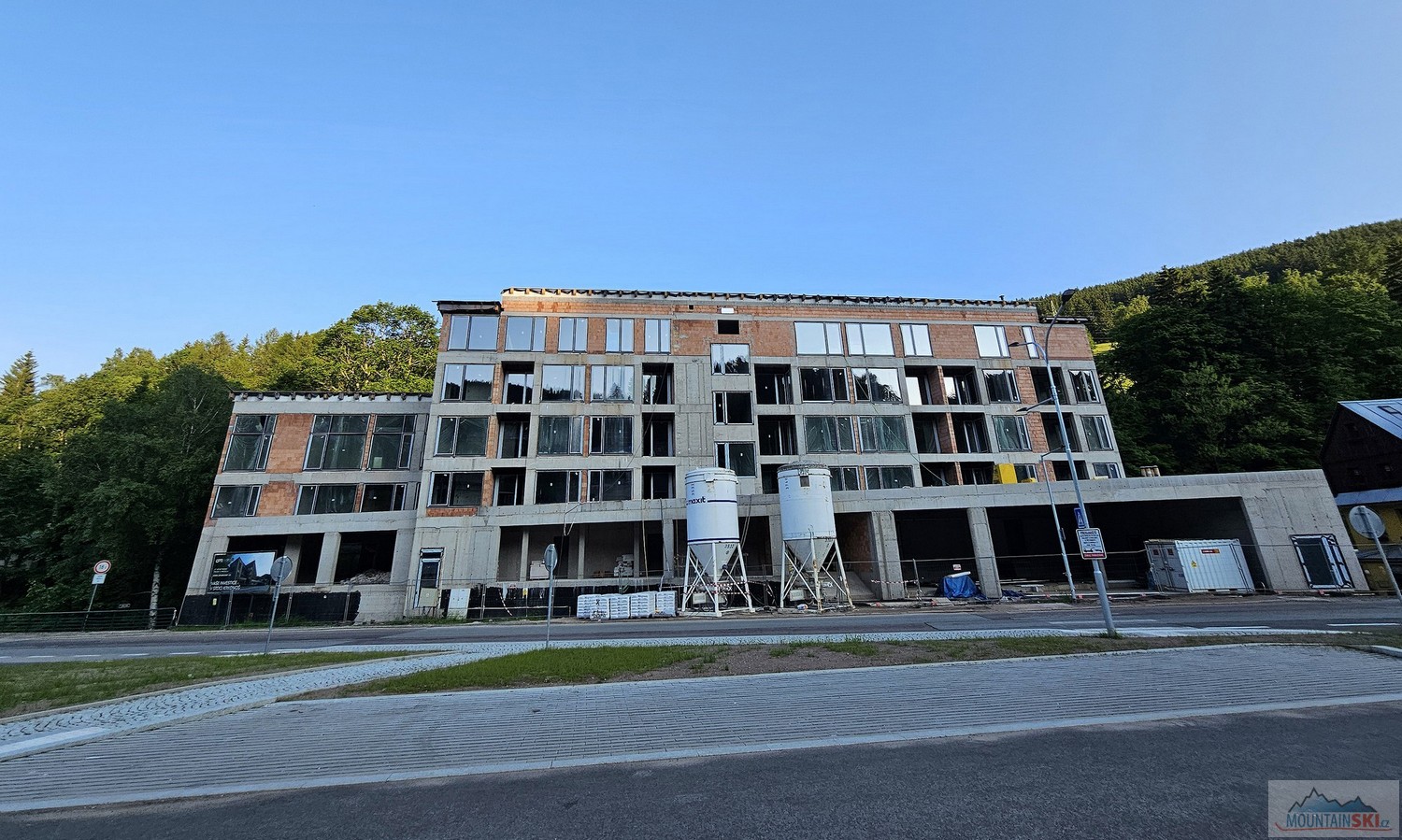 V centru Velké Úpy se dodělává tato pětipatrová apartmánová hrůza. Co na to KRNAP a vedení Velké Úpy?