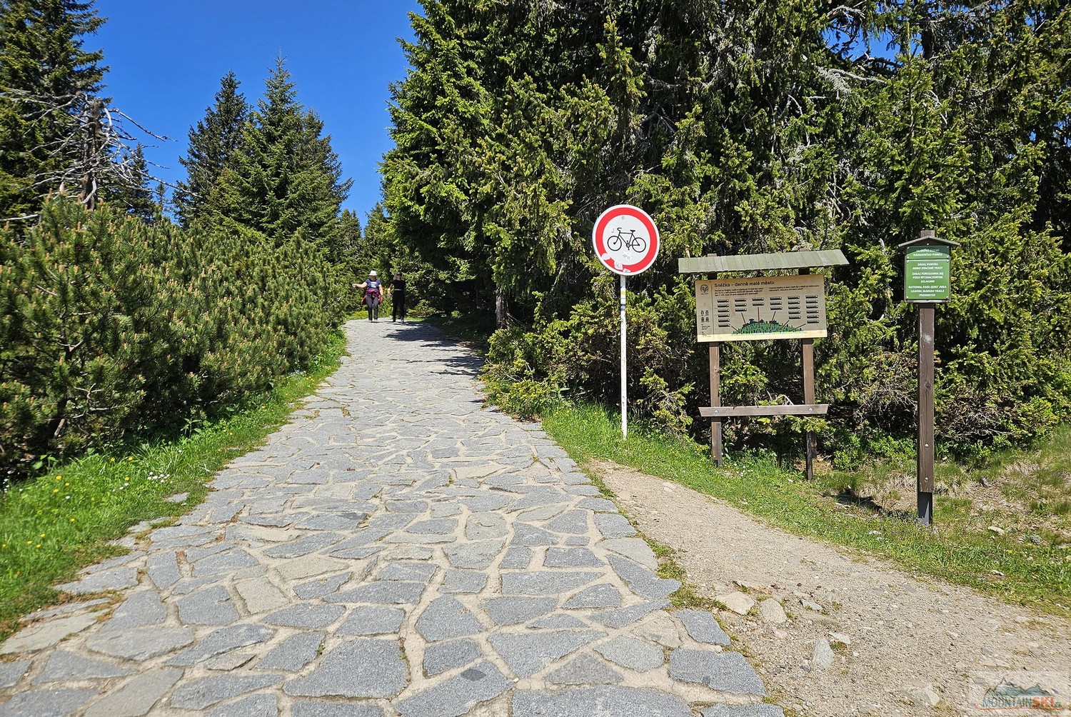 Zákaz vjezdu cyklistů, asi by došlo k poškození vydlážděné silnice