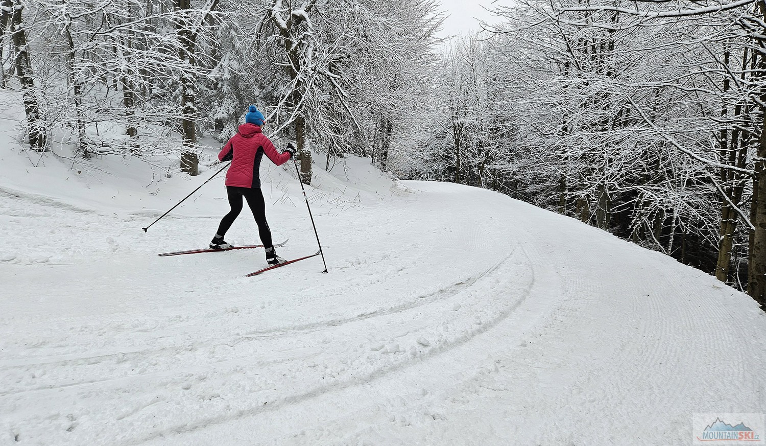 Úprava běžkařské trati autem na trase Radhošť – Pustevny v prosinci 2024 – foto 2