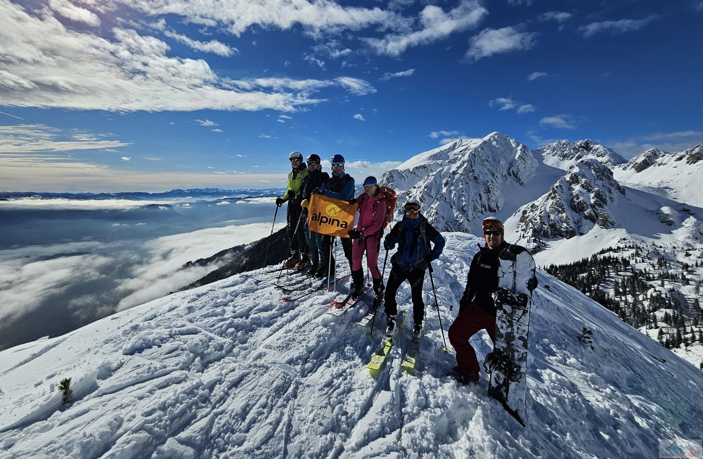 Vrcholové foto s parádním panoramatickým výhledem