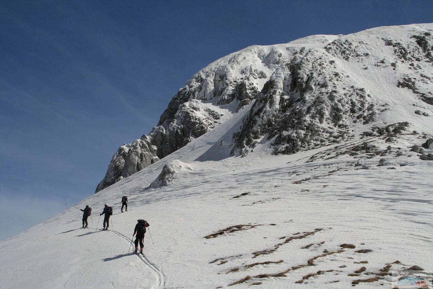 Výstup strmým svahem nad sedlem Trojni prevoj (2245 m) k vrcholu