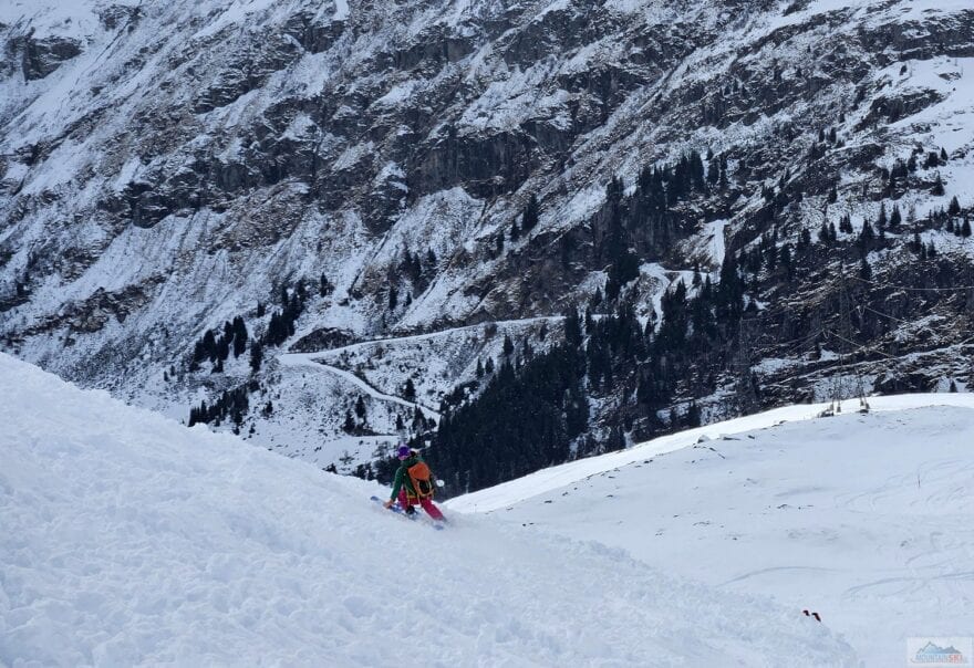 Sjezd s výhledem na nástupovou cestu na Ortberg (2401 m)