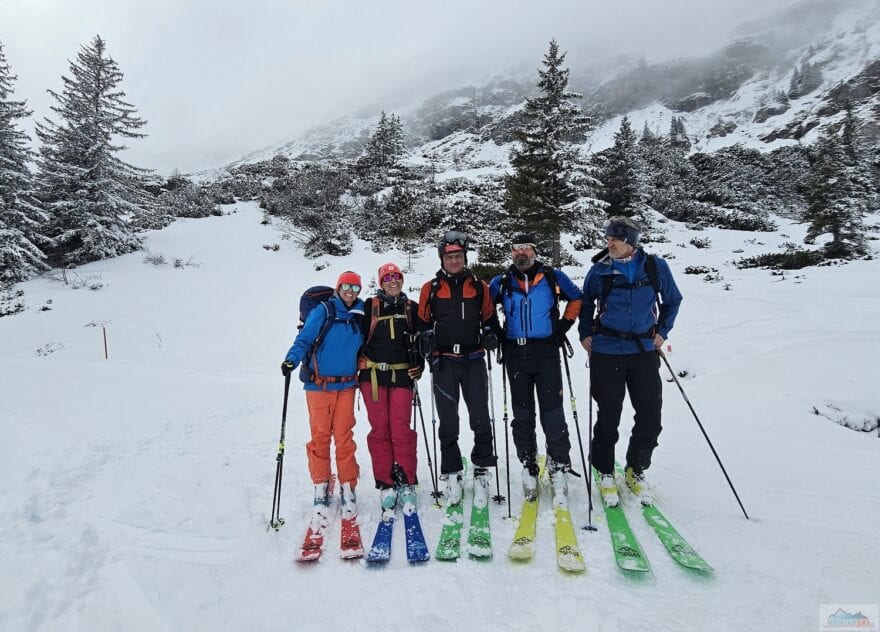 Kanárková sestava lyží Black Crows po sjezdu z Ortbergu (2401 m)