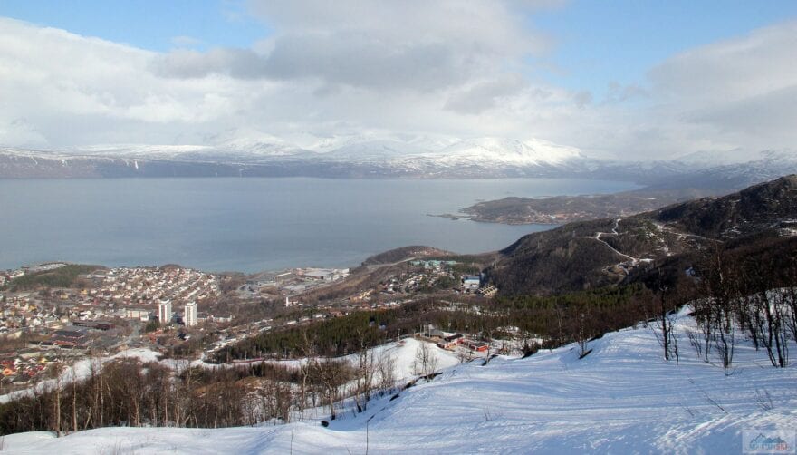 Výhled na Narvik během výstupu, vpravo jsou patrné upravované stopy na běžky