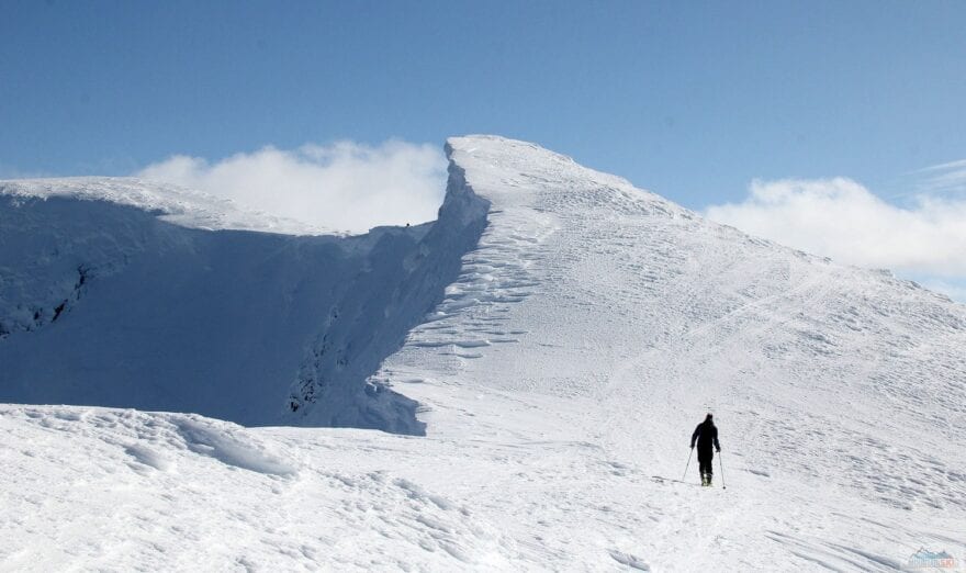 Hřebenovka na Tredjetoppen (1272 m) se strmými severními svahy