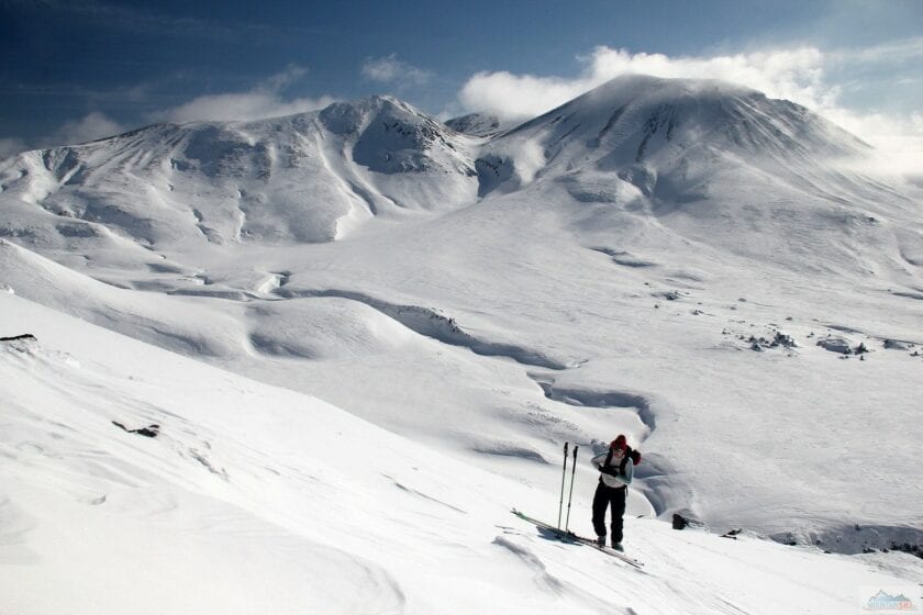 Relax při výstupu na Mount Toma s Asahidake v pozadí