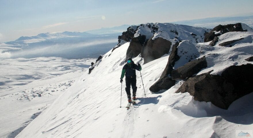 Podhřebenový traverz mezi Mount Toma a Mount Antaroma